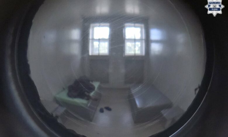 Zabójstwo w Dąbrowie Górniczej wizjer w drzwiach celi