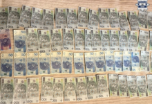 fałszywe banknoty Żywiec rozłozone na stole