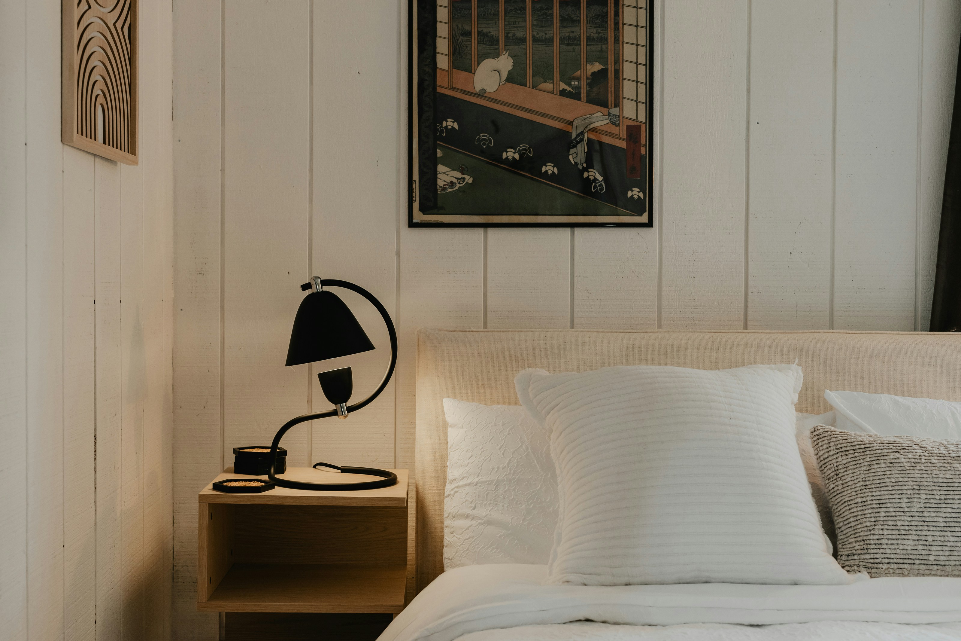 Kinkiety, plafony czy lampy stojące – jakie oświetlenie sprawdzi się w małych wnętrzach?