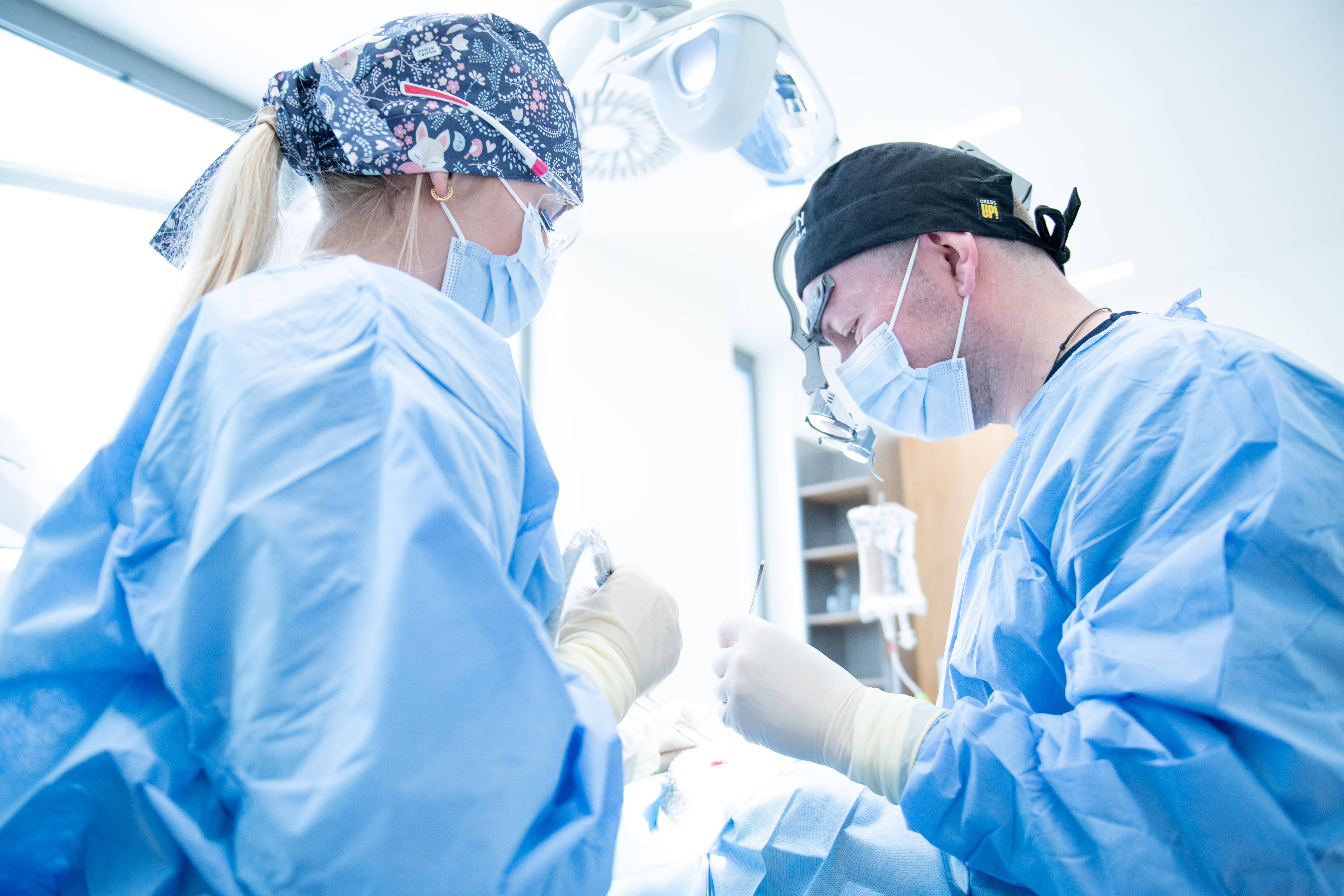 Czy uzyskanie nowego uśmiechu w jeden dzień jest możliwe? Poradnik dla osób szukających szybkiej metamorfozy zębów