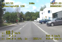 Hulajnoga elektryczna 40 km/h Chorzów - stopklatka z policyjnego nagrania video