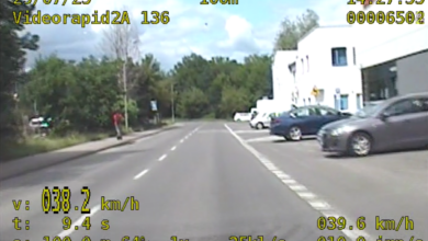 Hulajnoga elektryczna 40 km/h Chorzów - stopklatka z policyjnego nagrania video