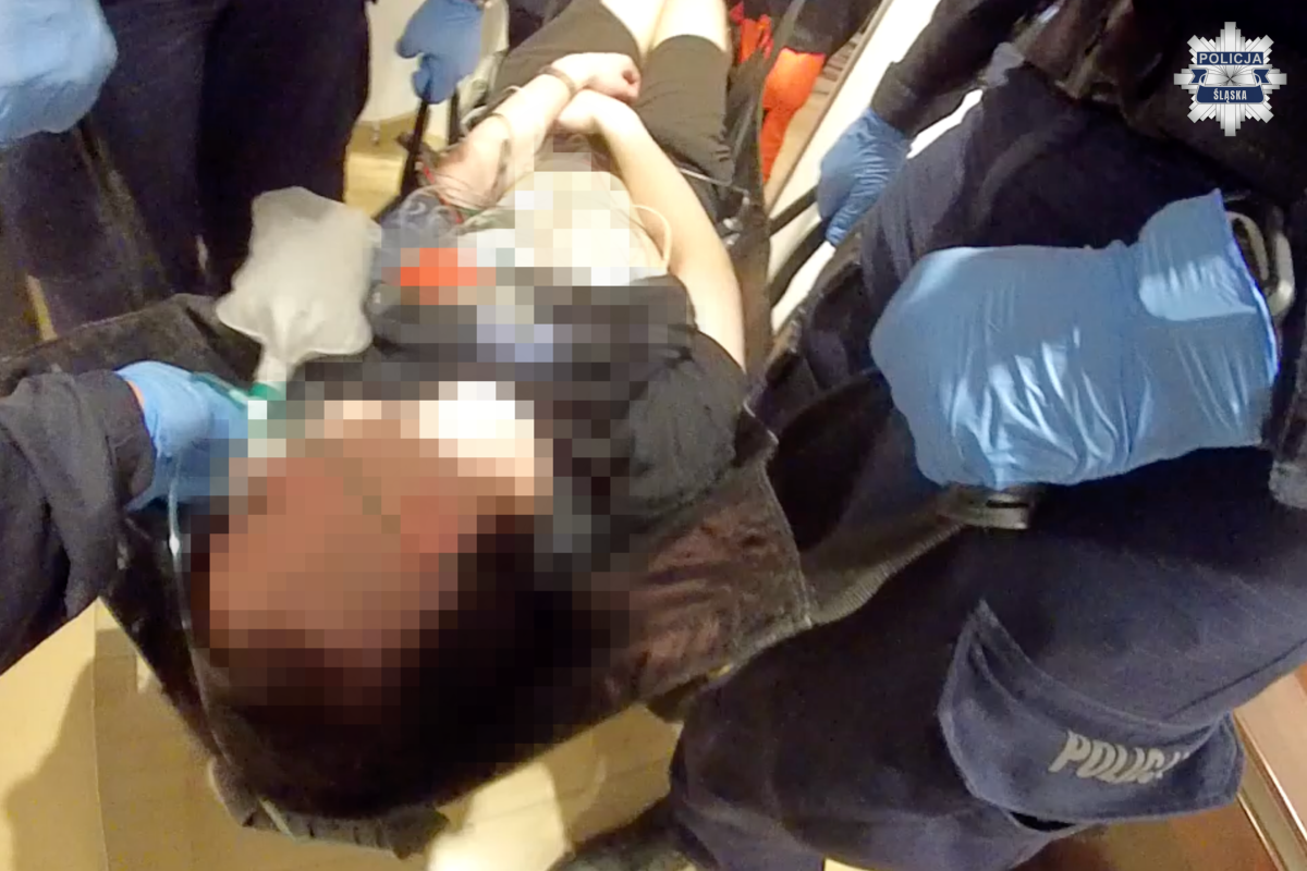 Nie oddychał! Policjanci w Katowicach przeprowadzili dramatyczną akcję ratunkową – zobacz wideo!