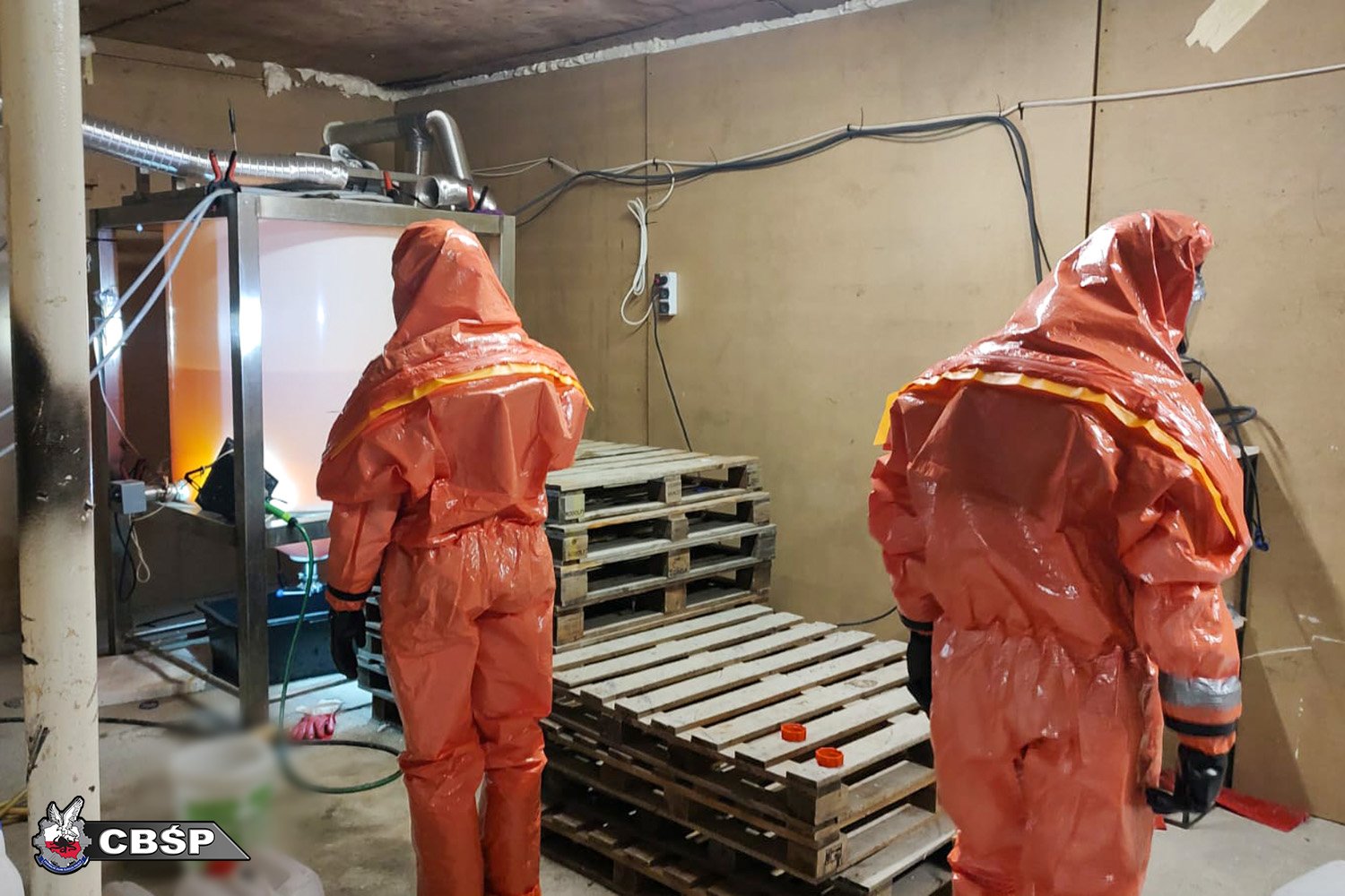 Sceny jak z filmusensacyjnego! CBŚP zlikwidowało fabrykę narkotyków pod Warszawą