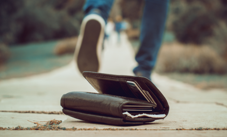 zmiany w prawie o rzeczach znalezionych - porzucony portfel na chodniku