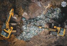 Mafia śmieciowa widok nielegalnego składowiska odpadów, dwie koparki