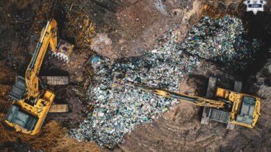 Mafia śmieciowa widok nielegalnego składowiska odpadów, dwie koparki