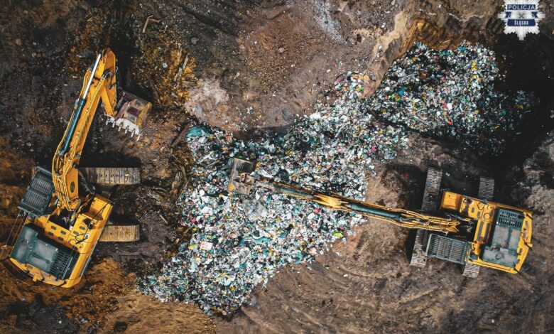 Mafia śmieciowa widok nielegalnego składowiska odpadów, dwie koparki