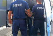 napaść seksualna Oświęcim zatrzymany mężczyzna prowadzony przez policjantów