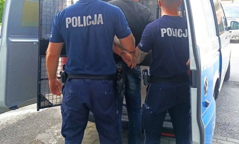 napaść seksualna Oświęcim zatrzymany mężczyzna prowadzony przez policjantów