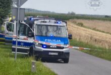 obława w Kłobucku policyjne samochody na poboczu drogi