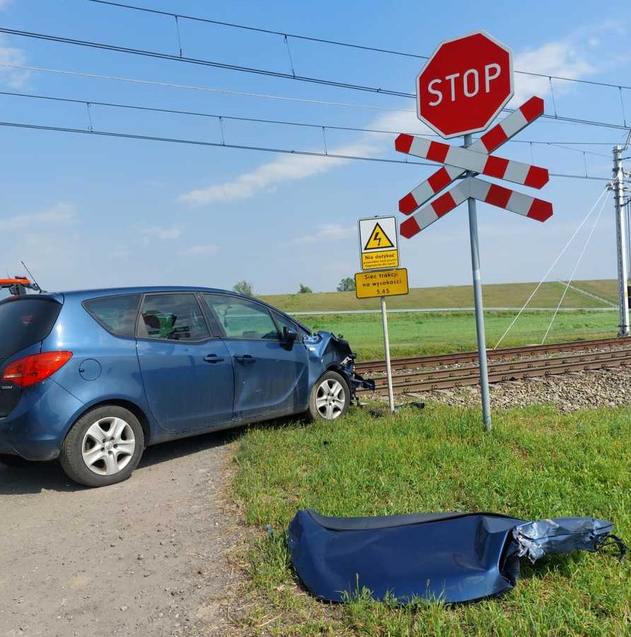 Racibórz: Opel wjechał pod pociąg na niestrzeżonym przejeździe. Cudem nikt nie zginął