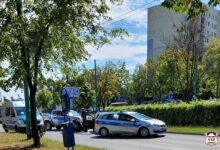 policyjny pościg Tychy radiowozy i policjanci na drodze podczas interwencji