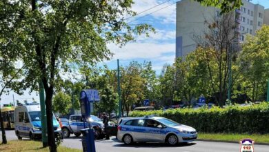 policyjny pościg Tychy radiowozy i policjanci na drodze podczas interwencji