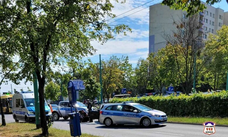 policyjny pościg Tychy radiowozy i policjanci na drodze podczas interwencji