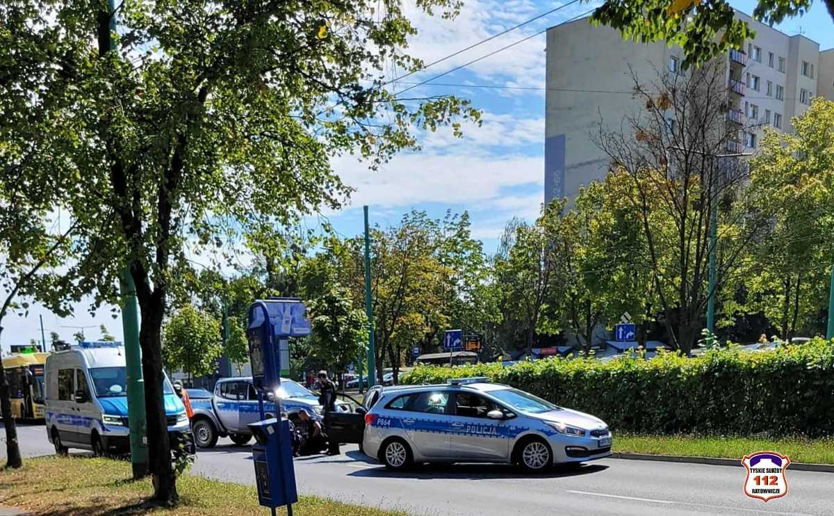 policyjny pościg Tychy radiowozy i policjanci na drodze podczas interwencji