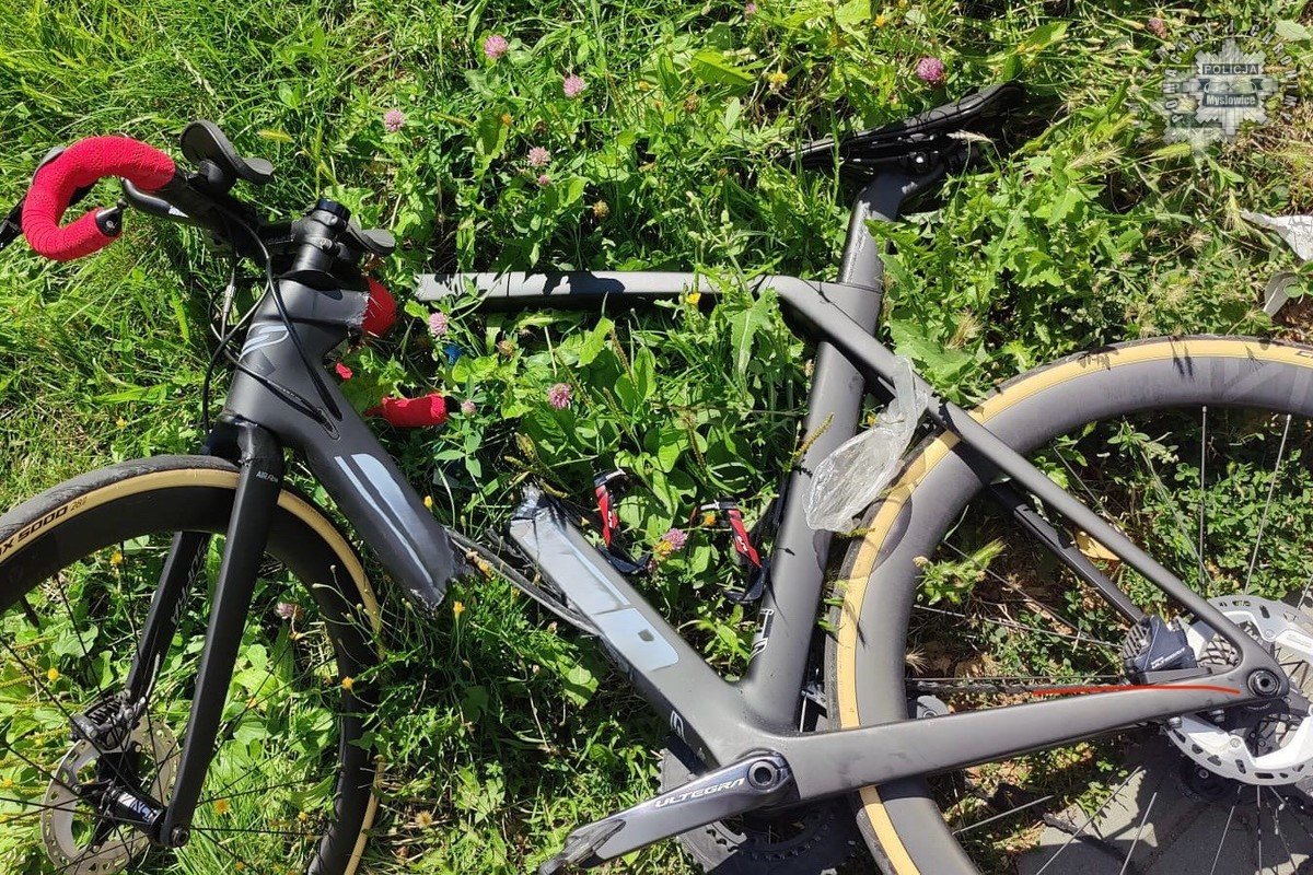 Groźny wypadek w Mysłowicach! Rowerzysta potrącony przez samochód – wszystko nagrała kamera [WIDEO]