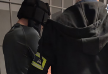 przemoc domowa Siemianowice Śląskie - Policjant prowadzi zatrzymanego mężczyznę