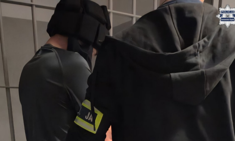 przemoc domowa Siemianowice Śląskie - Policjant prowadzi zatrzymanego mężczyznę