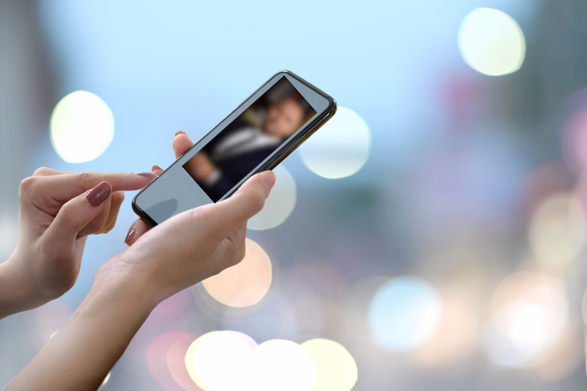 „Prezydent” namawiał ją do inwestycji w gaz. 57-latka straciła 60 tysięcy złotych przez oszustów AI!