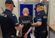 wypadek stacja metra Młociny policjanci prowadzą zatrzymanego mężczyznę