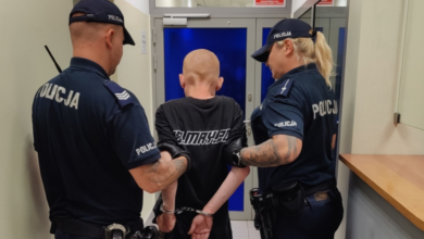 wypadek stacja metra Młociny policjanci prowadzą zatrzymanego mężczyznę