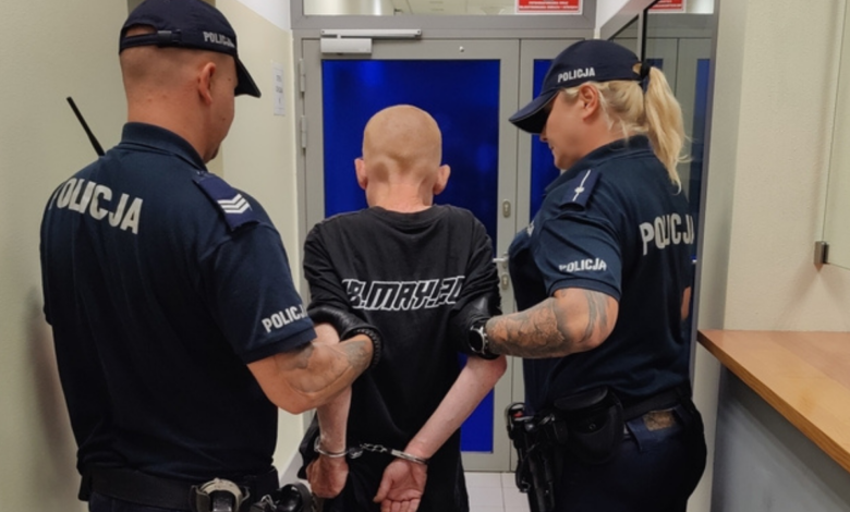 wypadek stacja metra Młociny policjanci prowadzą zatrzymanego mężczyznę