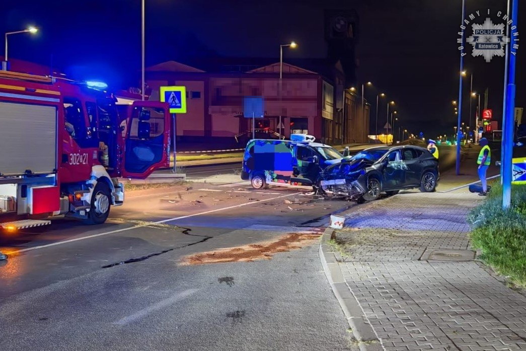 Katowice: 2 promile i jazda „pod prąd”! Trzy osoby w szpitalu po nocnym czołówce