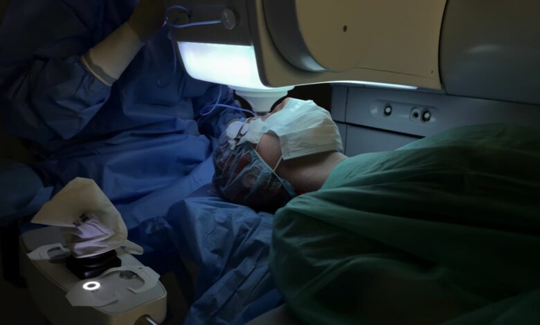 zabieg okulistyczny - pacjent na stole zabiegowym