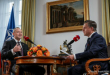 Dwóch męzczyzn rozmawia przy stole Prezydent Karol Nawrocki w Radiu ZET