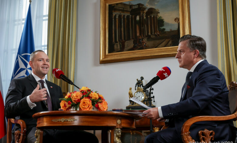 Dwóch męzczyzn rozmawia przy stole Prezydent Karol Nawrocki w Radiu ZET