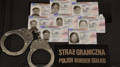 Nielegalni pracownicy zatrzymani na Śląsku-dowody tożsamości na stole