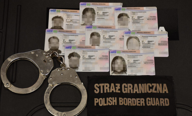 Nielegalni pracownicy zatrzymani na Śląsku-dowody tożsamości na stole