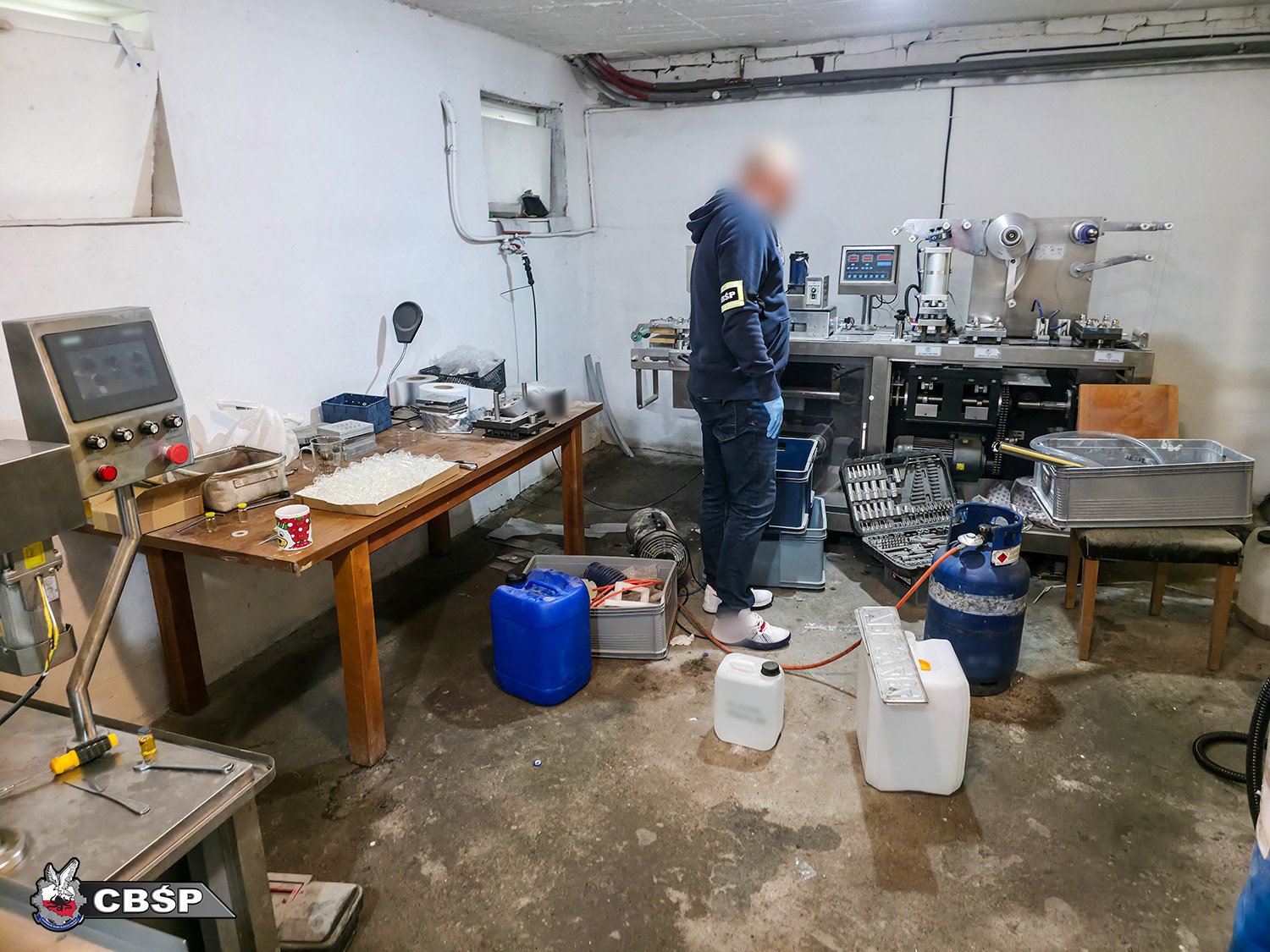 (WIDEO) Niebezpieczne sterydy w Polsce – co kryła największa fabryka fałszywych leków