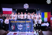 śląscy policjanci srebrny medal Sardynia drużyna pozuje do zdjęcia