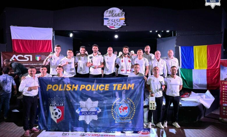 śląscy policjanci srebrny medal Sardynia drużyna pozuje do zdjęcia