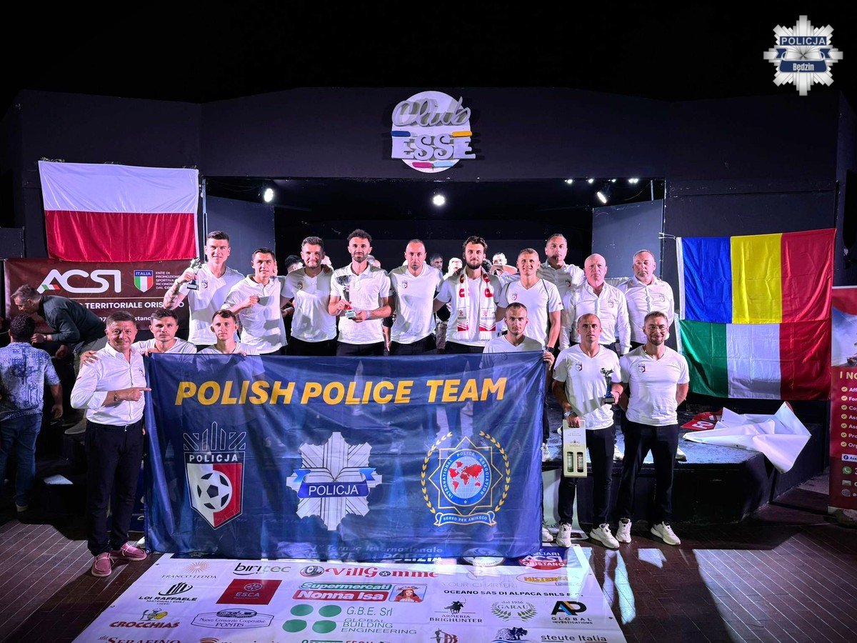 śląscy policjanci srebrny medal Sardynia drużyna pozuje do zdjęcia
