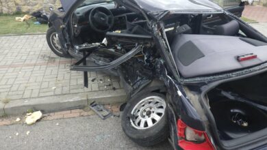 wypadek Łaziec samochód po zderzeniu
