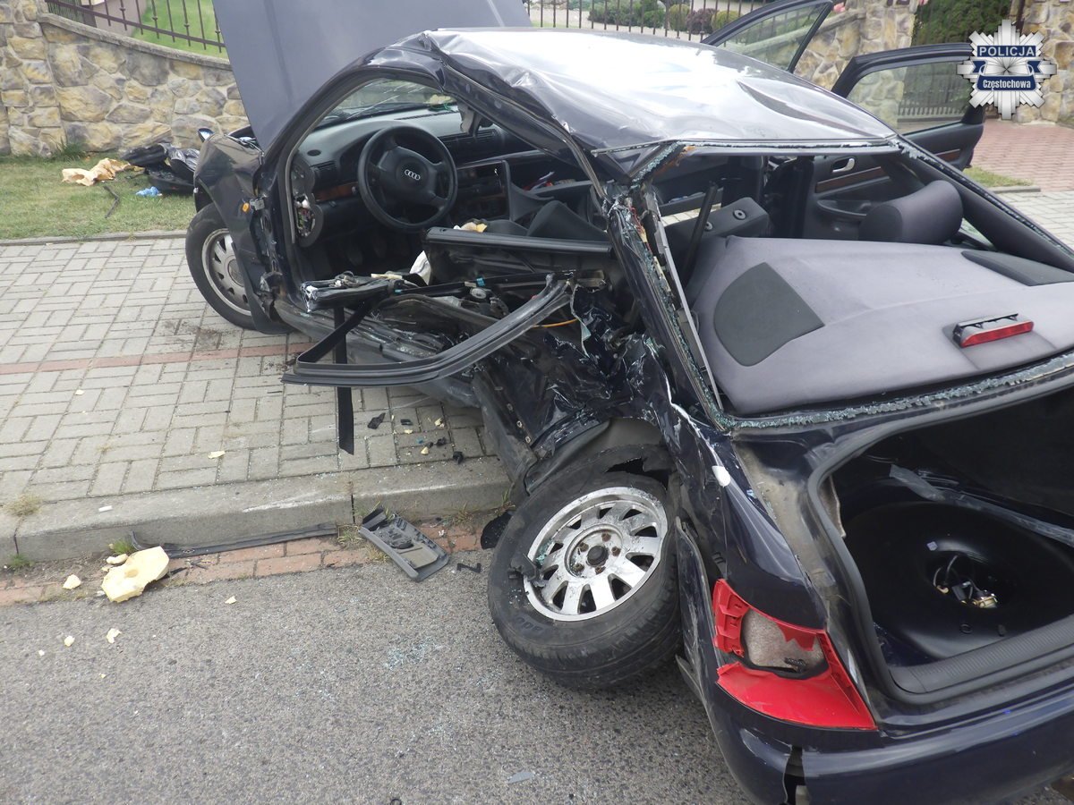 wypadek Łaziec samochód po zderzeniu