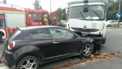 wypadek zderzenia samochodu osobowego z ciężarowym
