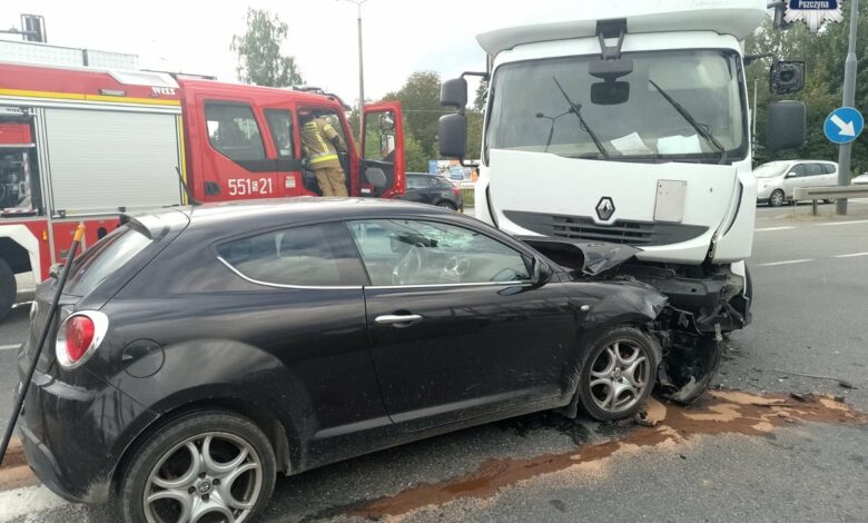 wypadek zderzenia samochodu osobowego z ciężarowym