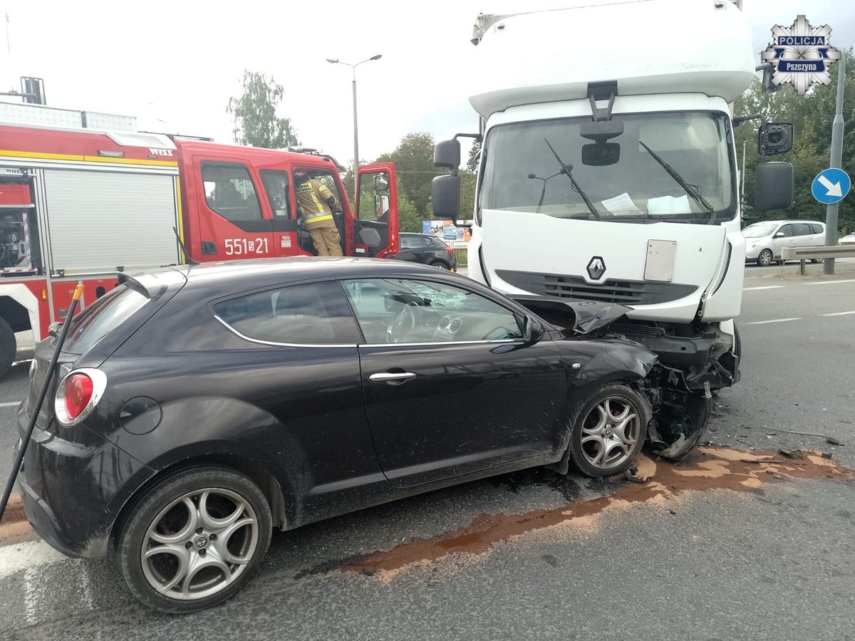 wypadek zderzenia samochodu osobowego z ciężarowym