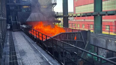 WInstalacja koksownicza, na platformie płonący koks