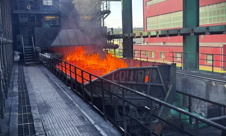 WInstalacja koksownicza, na platformie płonący koks