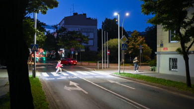 Częstochwowa ŚLĄSKA-WASZYNGTONA przejscie dla pieszych - ludzie na pasach