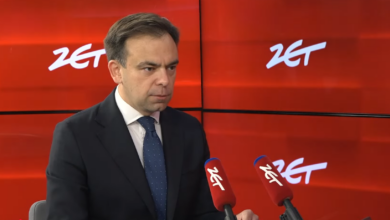 Andrzej Domański - mężczyzna w studio radiowym