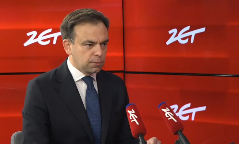 Andrzej Domański - mężczyzna w studio radiowym