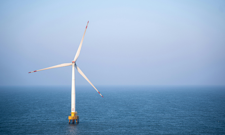 Farma wiatrowa na morzu wiatrak na wodzie