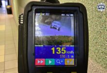 Fotoradar na ekranie zdjęcie samochodu ze wskazaniem prędkości