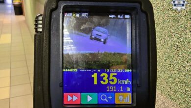 Fotoradar na ekranie zdjęcie samochodu ze wskazaniem prędkości